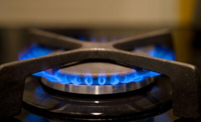 Greșeala pe care o fac toți românii când gătesc! De ce plătești facturi uriașe la gaz din cauza aragazului murdar