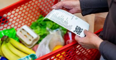 Lovitură cruntă la raft! Se scumpesc alimentele de bază: Cât vor plăti românii pe pâine și lactate de la finalul anului