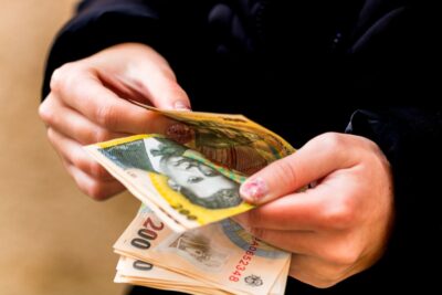 Nu îi mai ține sub saltea! Locul din casă pe unde „se scurg” de fapt toți banii. Greșeala uriașă pe care o fac românii