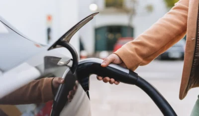 Haos la benzinării, un litru de motorină a ajuns 10 lei! Șoferii renunță la mașini și dau buzna în magazinele auto
