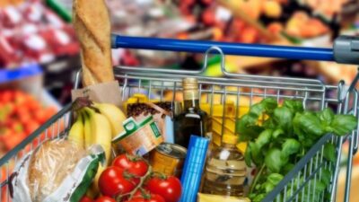 Lovitură la buzunare pentru români! Alimentele care se scumpesc masiv de azi. Ce se întâmplă cu prețul pâinii la raft