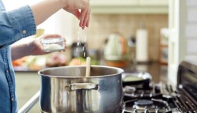 Trucul genial al gospodinelor: Ingredientul de 1 leu care salvează imediat ciorba dacă ai pus prea multă sare!