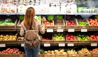 Veste proastă pentru români! Alimentele care se scumpesc cu 10%. Ce se întâmplă cu pâinea și carnea la raft!