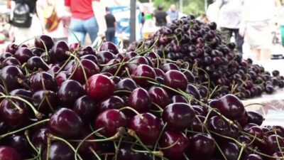 Prețul ireal pentru un kilogram de cireșe în piețele din România! Se vând ca pâinea caldă, deși costă o avere