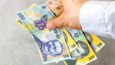 Bani în plus pentru milioane de români în luna mai! Data exactă la care intră pensiile și noile ajutoare pe card