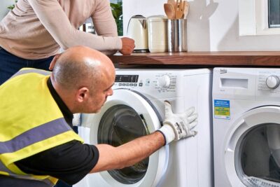 Greșeala uriașă care îți distruge mașina de spălat! De ce „fuge” din loc la centrifugare și cum o repari imediat