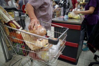 Veste uriașă pentru toți românii! Ce se întâmplă cu prețul la pâine, lapte și carne până în 2026. Decizia luată azi!