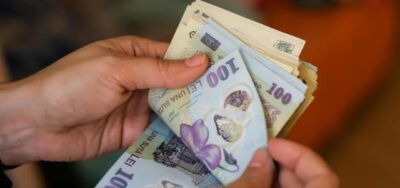 Bani mai mulți sau întârziere? Când intră pensiile și alocațiile în luna mai: românii care primesc sumele pe card ori acasă
