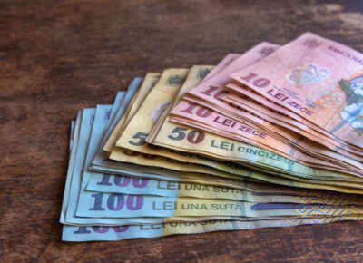 Bani în plus pentru milioane de pensionari în mai! Cine primește 500 de lei direct pe card sau prin poștă