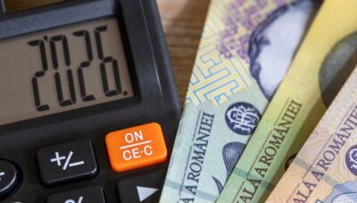 Vestea așteptată de milioane de părinți! Data exactă la care intră alocațiile în mai 2026: ce pățesc cei cu mandat poștal