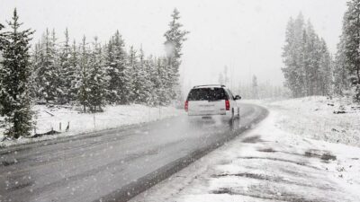 Răsturnare de situație! Unde ninge de Paște în România și cine are parte de zăpadă de peste 2 metri chiar acum.