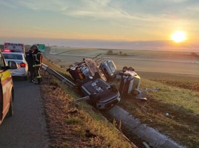 Prăpăd pe A1! Un TIR plin cu mașini s-a răsturnat după ce a rupt parapetul. Ce se întâmplă acum