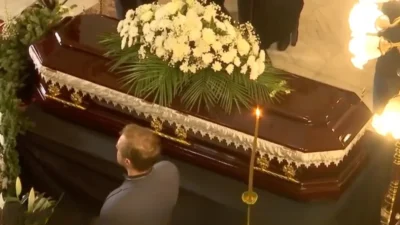 Imagini sfâșietoare! Mama lui Ioan Isaiu, dărâmată de durere la înmormântarea fiului. Ce s-a întâmplat la cimitir