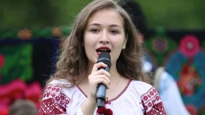 Ea este Andreea, interpreta de muzică populară care a murit la doar 17 ani! A suferit un AVC înainte de a urca pe scenă: „S-a dus să cânte la îngeri”