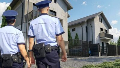 Greșeala banală pe care o fac toți românii care stau la casă! Te trezești cu o amendă de 4.000 de lei la poartă