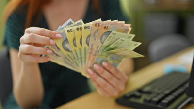 Banii intră pe card! Românii care primesc 1.000 de lei de la stat chiar dacă nu au șomaj. Ce trebuie să faci