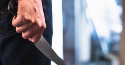 Tragedie în Alba Iulia! O fetiță de 12 ani, înjunghiată în spate de prietenul tatălui ei. Motivul este incredibil!