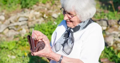 Veste uriașă pentru acești pensionari! Cine sunt românii care nu mai plătesc taxa de 10%. Anunț oficial de la CNPP