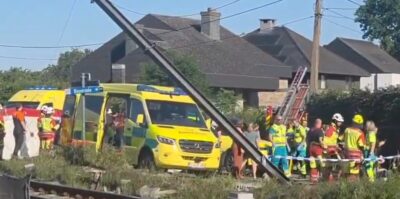Un microbuz plin cu elevi, strivit de tren. Ce au surprins camerele video la bariere