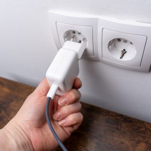 Pericolul nebănuit din pereții casei tale! Ce înseamnă dacă auzi un bâzâit în priză și ce trebuie să faci urgent