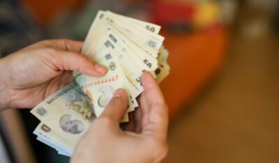 Veste imensă pentru milioane de români! Vin banii în plus de luni pe card și prin poștă. Cine sunt norocoșii?