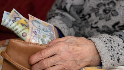 Banii intră pe card în luna mai! Ordinea băncilor care alimentează conturile: Cine primește pensia prima dată?