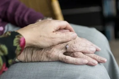 Bani în plus pentru pensionari de luni, 4 mai! Poștașii vin direct la ușă: Cine sunt românii care primesc sumele pe loc