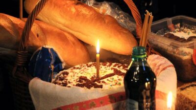 Moșii de Vară: Ce trebuie să dai neapărat de pomană în Sâmbăta Morților! Alimentul care nu trebuie să-ți lipsească!