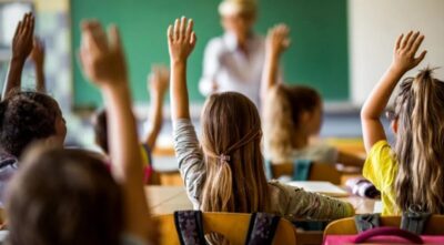 Bani de la stat pentru elevi și studenți! Cine sunt românii care primesc 200 de euro pentru calculator în 2026