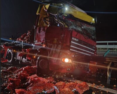 Dezastru pe A10! Două TIR-uri s-au izbit violent în miez de noapte. Decizia șoferilor i-a lăsat pe toți mască
