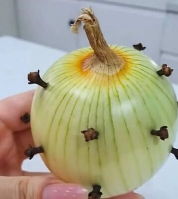 Secretul culinar al bunicii: de ce înțepa ceapa cu cuișoare…
