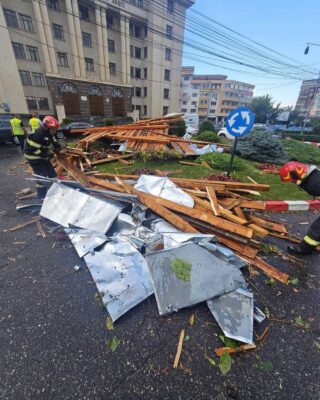 IMAGINI terifiante cu momentul în care un acoperiș a căzut peste un om…