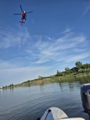 PERSOANĂ DISPĂRUTĂ în apă după ce ceilalți doi au fost salvați…