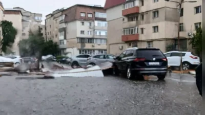 Codul roșu de furtuni violente a făcut prăpăd în Târgoviște. O persoană a fost rănită după ce acoperișul unui bloc s-a prăbușit pe drum