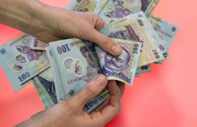 Veste uriașă pentru pensionari în iulie! Cine primește banii pe card mai devreme și ce se întâmplă cu taxele la stat