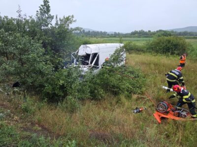 Impact violent între un autocamion și un microbuz pe DN7, la Căpruța. Un șofer a fost scos dintre fiare în stare gravă