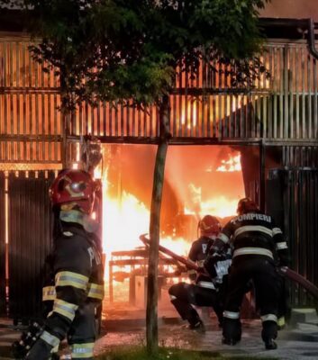 INCENDIU violent la un restaurant, iar anchetatorii suspectează că sursa este…