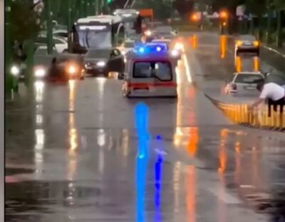 O AMBULANȚĂ a rămas blocată în inundații, iar ce s-a întâmplat cu pacienta…