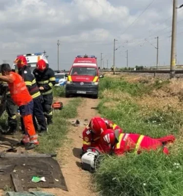 Tragedie cumplită pe șine. Două femei au murit pe loc, iar doi copii se luptă pentru viață după un impact violent cu trenul
