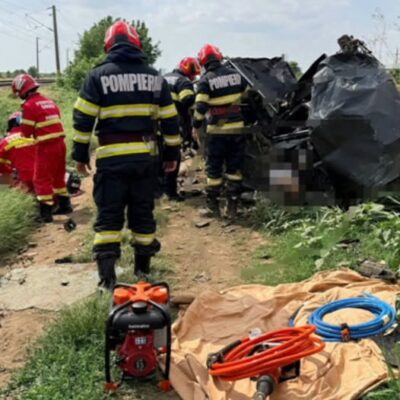 O mamă și o bunică și-au pierdut viața în Ialomița, după ce mașina în care se aflau a fost izbită de tren. Doi copii, transportați de urgență la spital cu elicopterul