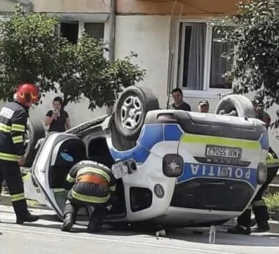 Autospeciala de poliție s-a RĂSTURNAT pe câmp după ce o șoferiță a făcut…
