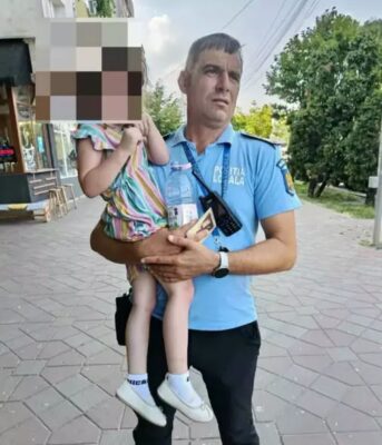 O fetiță în vârstă de patru ani a fost lăsată într-o mașină parcată la soare, în Iași! Copila a fost salvată de polițiștii locali