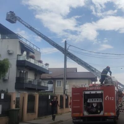 Incendiu la mansarda unui bloc din Focșani! Pompierii au intervenit de urgență