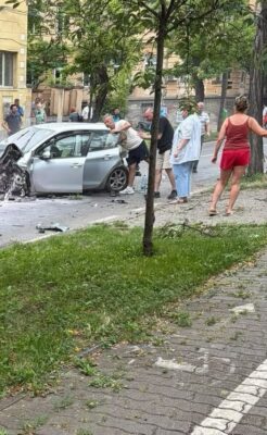 Impact VIOLENT între trei mașini, un șofer a rămas blocat între fiare după ce…