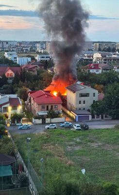 Oamenii privesc îngroziți cum un FOC puternic se extinde rapid către o…