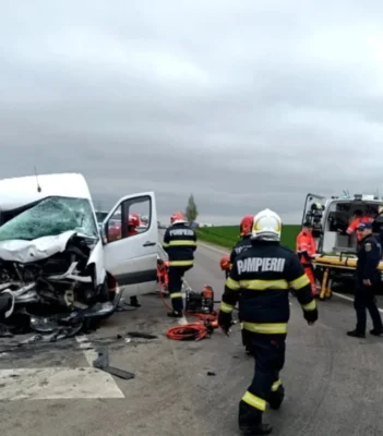 Impact violent pe șosea. O cisternă cu motorină a fost implicată într-un accident cu un microbuz