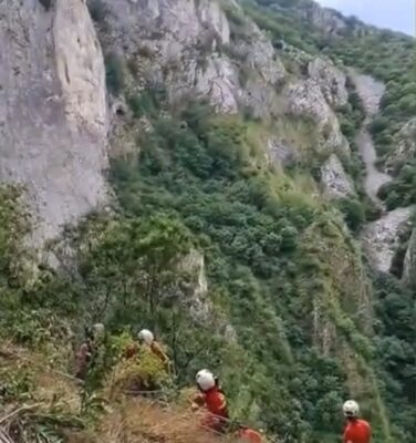 Patru alpiniști au căzut în gol în Bușteni, după ruperea corzii de asigurare. Două elicoptere SMURD au fost trimise de urgență