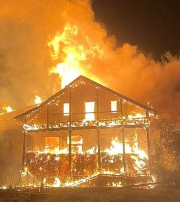 Tragedie într-un internat de fete. Zeci de victime și eleve dispărute după un incendiu izbucnit în timpul nopții