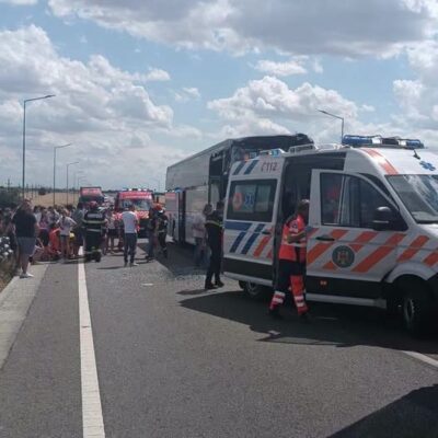 Clipe de coșmar pentru 60 de pasageri! Autocarul în care se aflau a fost lovit în plin. Plan Roșu activat