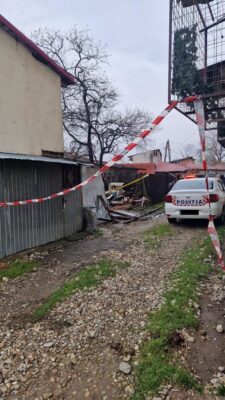 Femeie de 87 de ani, găsită moartă în propria locuință! Ar fi fost mușcată de câinii maidanezi pe care îi îngrijea